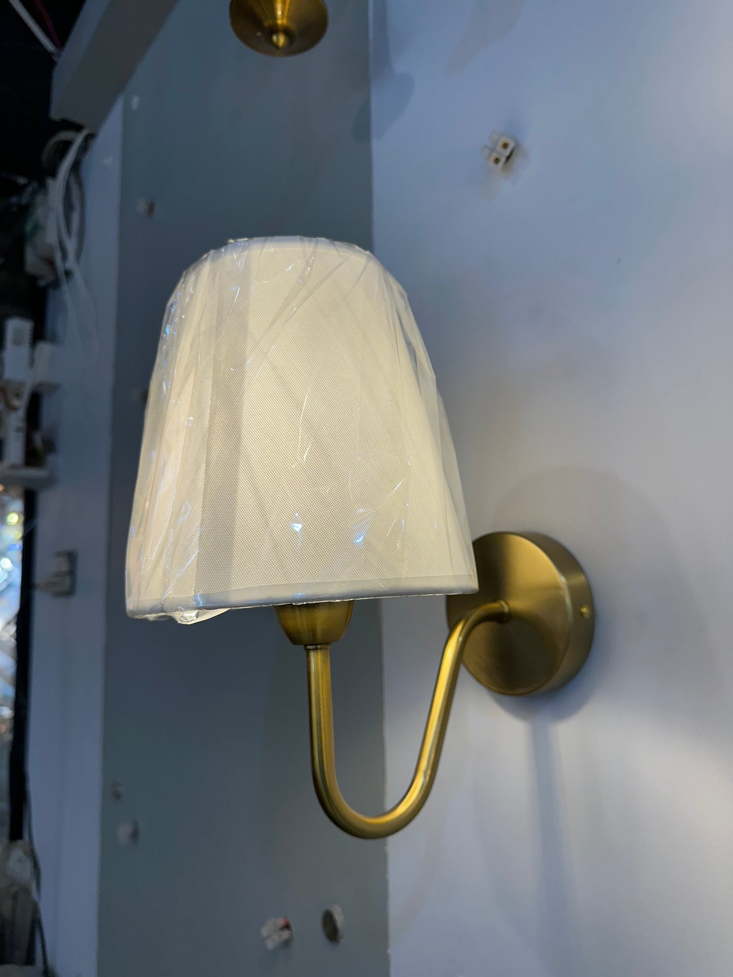 Luxe Curve Brass Wall Sconce – Classic Fabric Shade